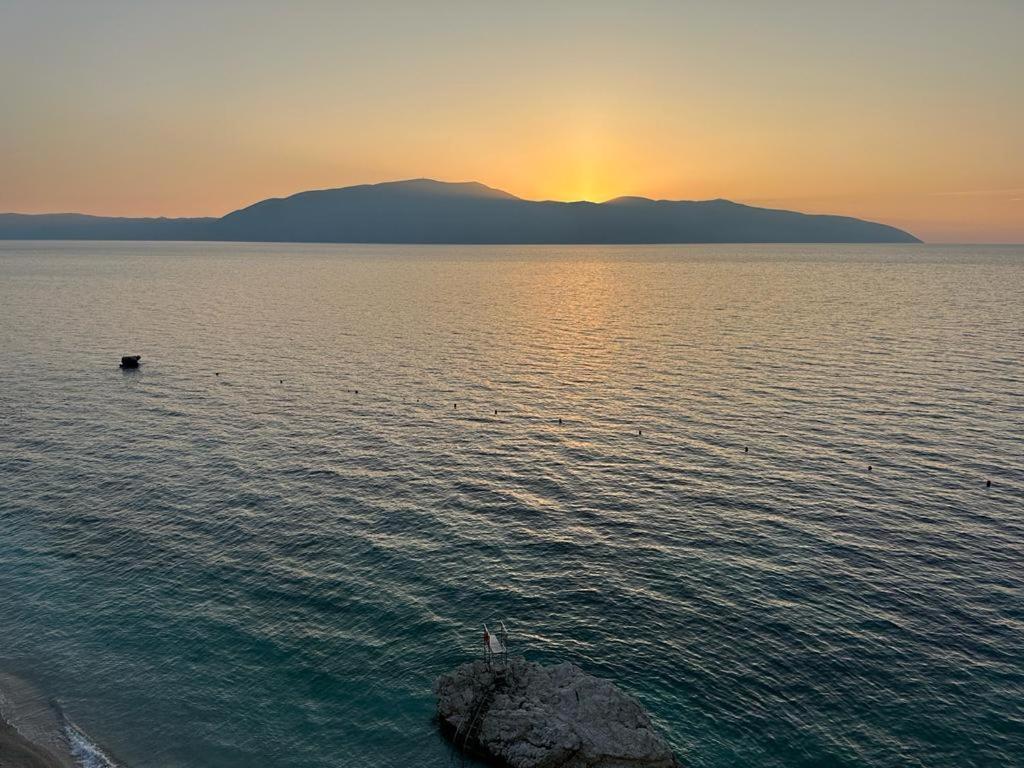 Beachfront With Hotel Facilities Vlorë Екстериор снимка